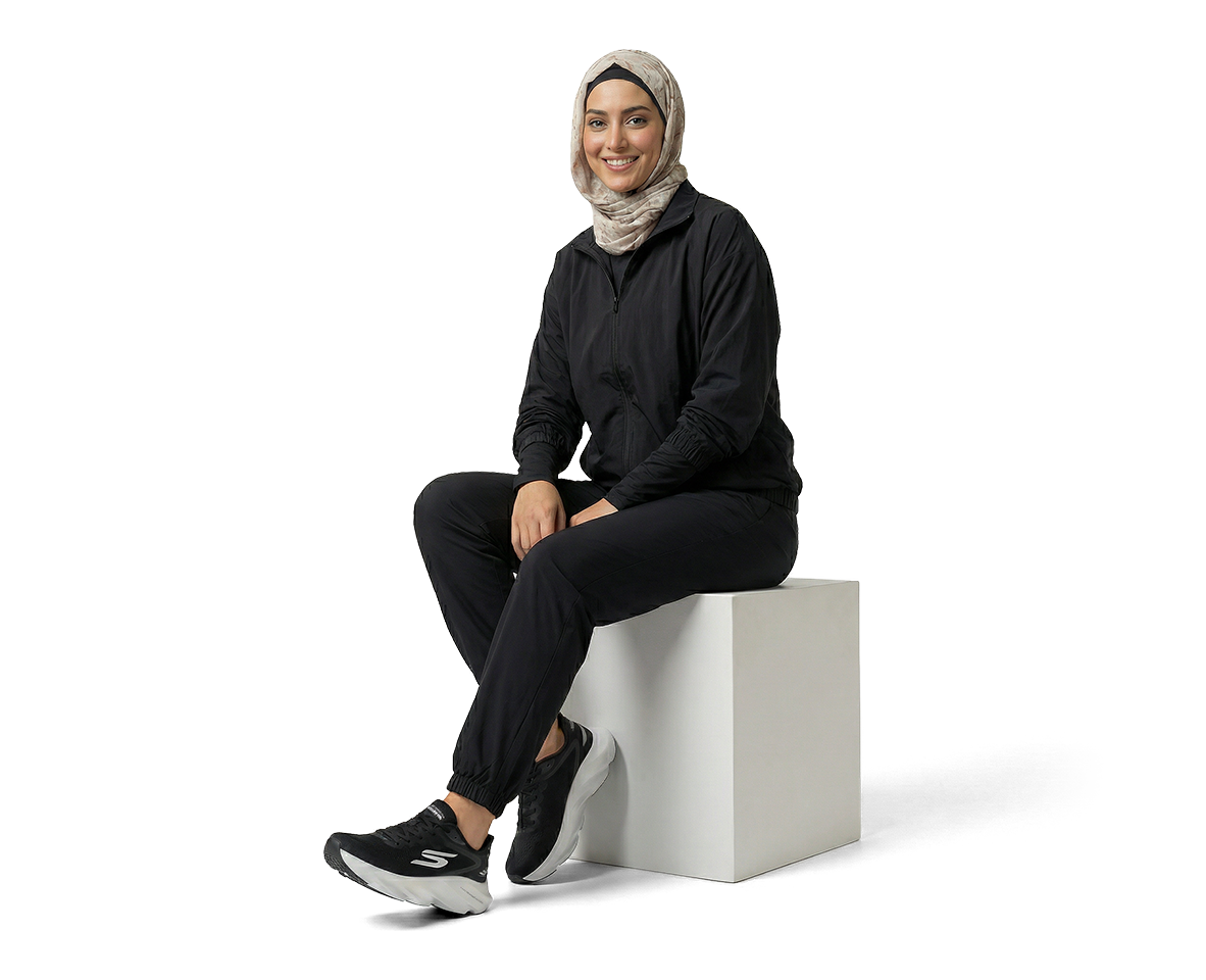 طالبة تستخدم حاسوباً محمولاً في حرم جامعي حديث