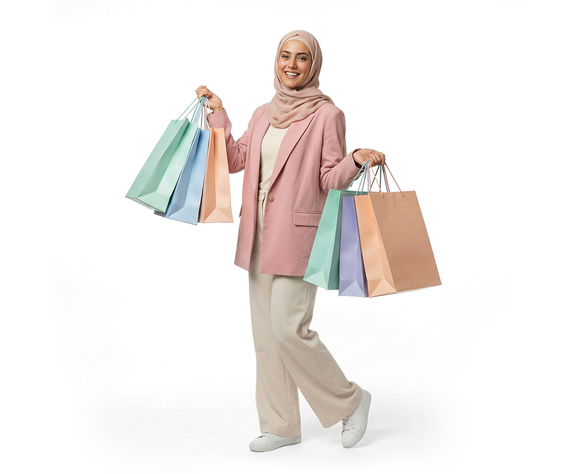 طالبة تستخدم حاسوباً محمولاً في حرم جامعي حديث