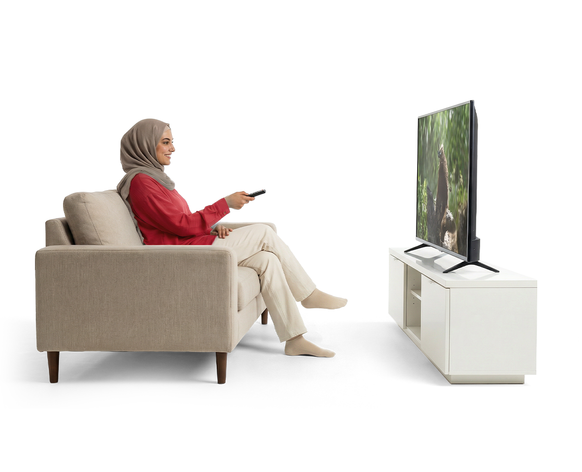 طالبة تستخدم حاسوباً محمولاً في حرم جامعي حديث