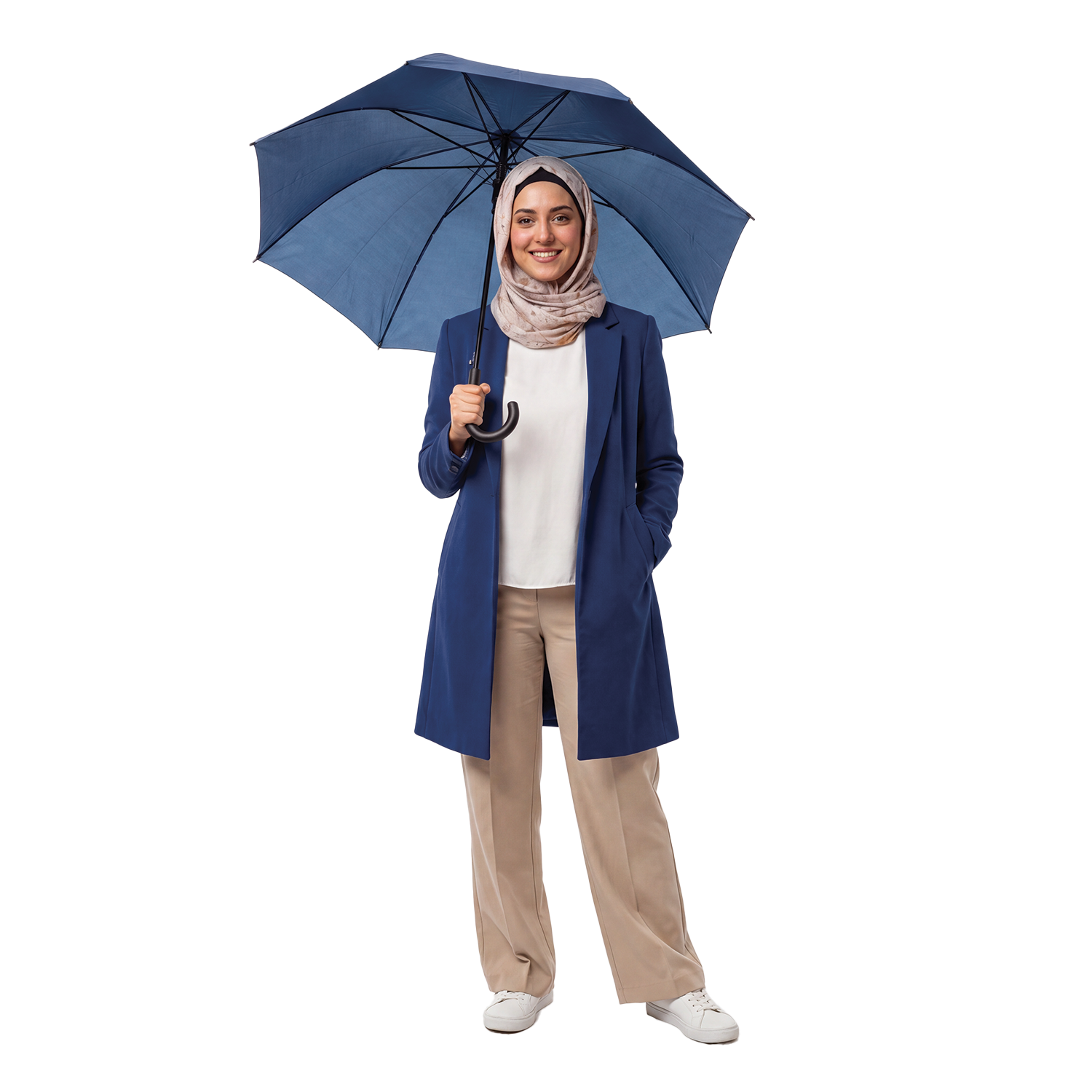 طالبة تستخدم حاسوباً محمولاً في حرم جامعي حديث